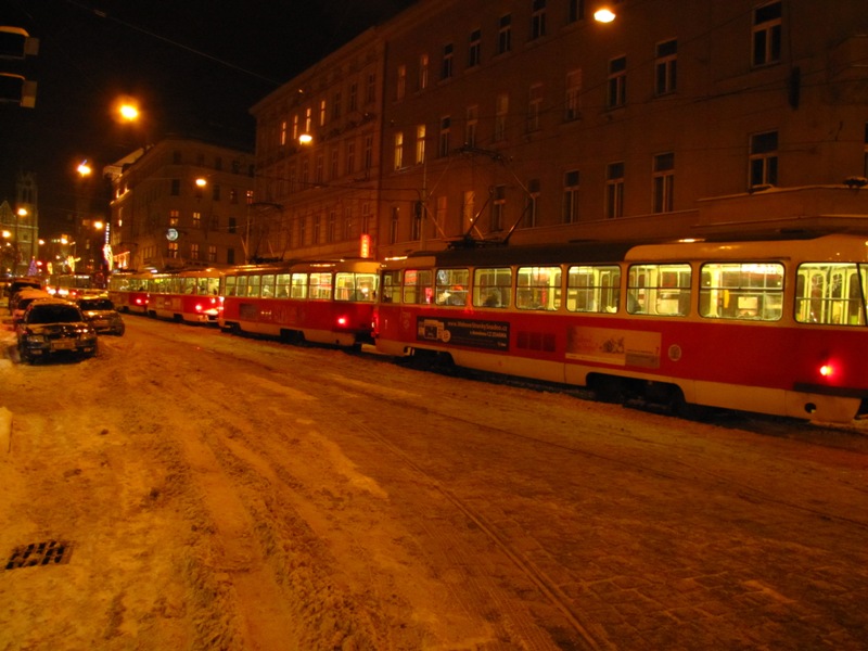 Jugoslávská - šňůra stojících tramvají